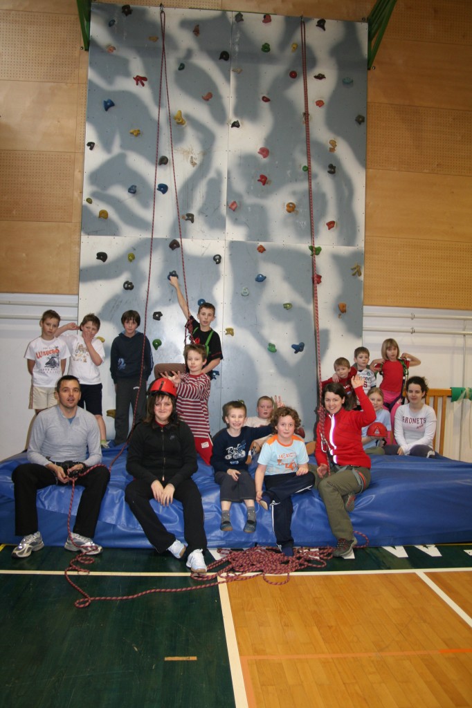 Slivniški mladi planinci pod plezalno steno