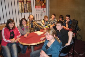 Lanski in letošnji zmagovalcii Mladina in gore z mentoricama na Radiu Ognjišče