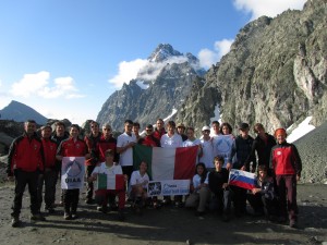 Celotna zasedba z Mone Visom v ozadju
