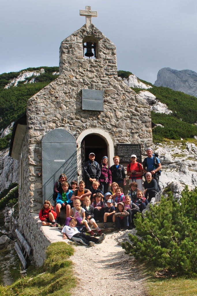 Skupina vseh štiriindvajsetih osvajalcev Korošice pri kapelici na Molički planini