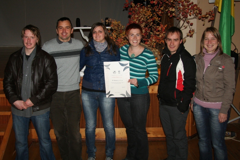 zbor-mo-2011-035 Na podelitvi priznanja v Š entjoštu nad Horjulom v družbi sedanjega in preteklih predsednikov MK PZS