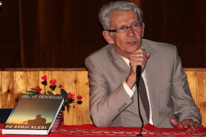 Tone Š karja ob svoji knjigi Po svoji sledi