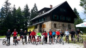 Kolesarji pred spustom pri koči pri Š umiku