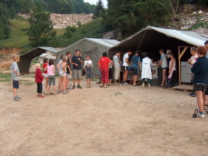 Vrsta pred kuhinjo je vedno dolga