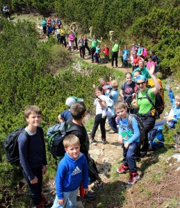 Naša četica med potjo na Snežnik