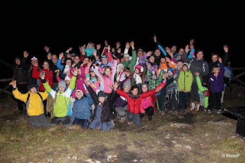 Praznično razpoloženi pohodniki na vrhu